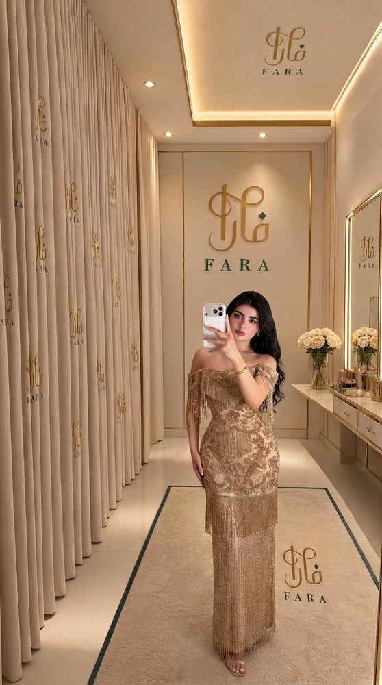 فستان سهرة باللون الذهبي من الخرز والهدب (الشراريب