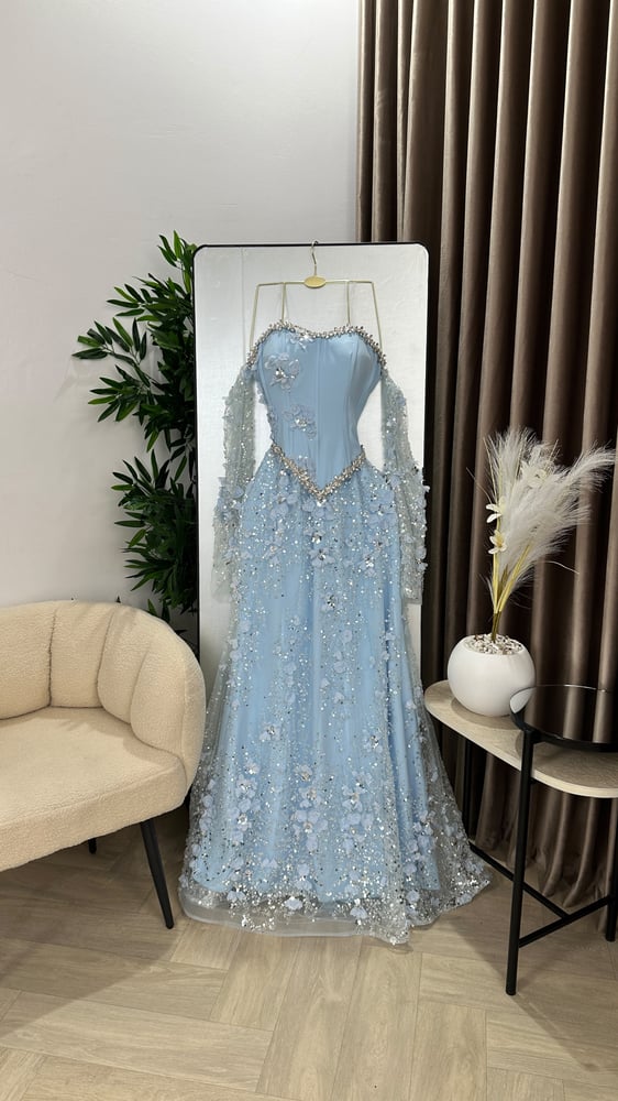 فستان سهرة طويل بلون سماوي هادئ