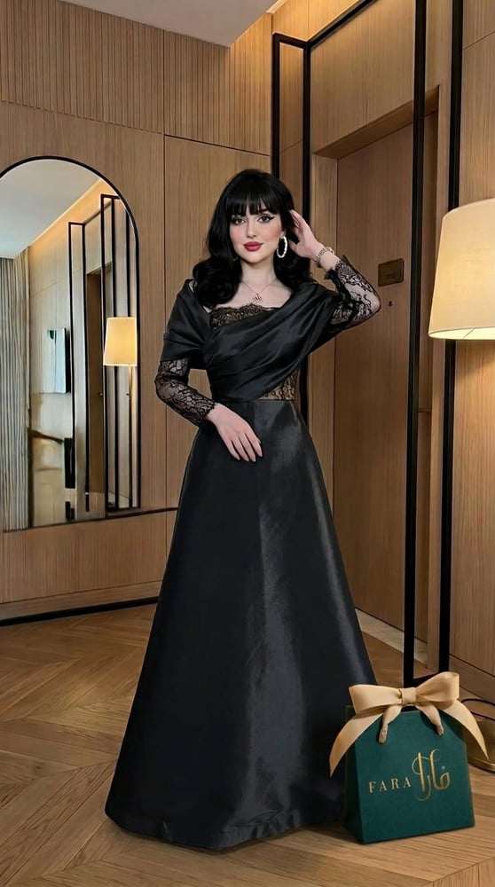 فستان سهرة أسود فاخر مزين بدانتيل وشال