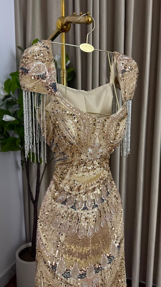 فستان سهرة فاخر باللون الأسود