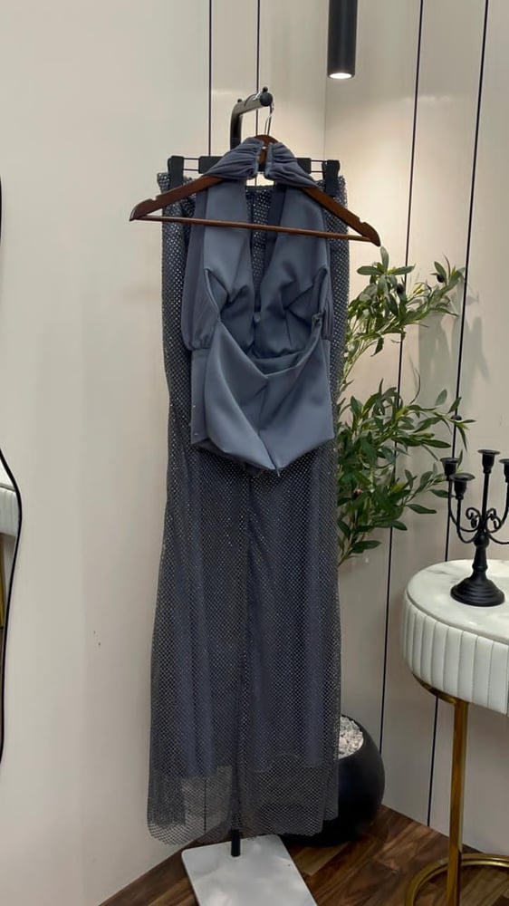 فستان سهرة بتصميم بلاك روز ومصنوع من قماش شيفون جورجيت مع كورسيه بتطريز خرز