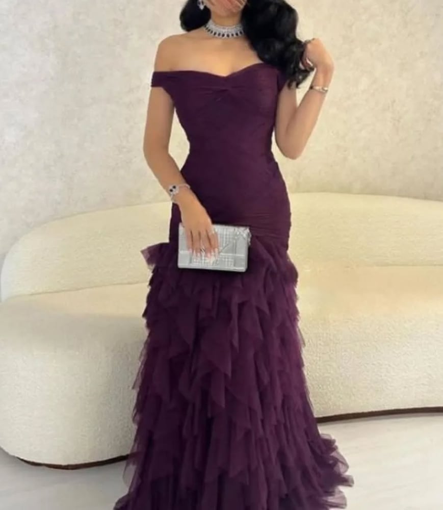 فستان سهرة بلون عنابي بتصميم أنيق وراقي