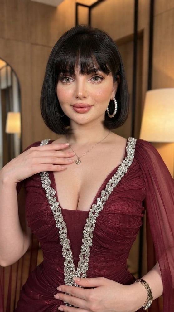 فستان سهرة فاخر طويل باللون العودي