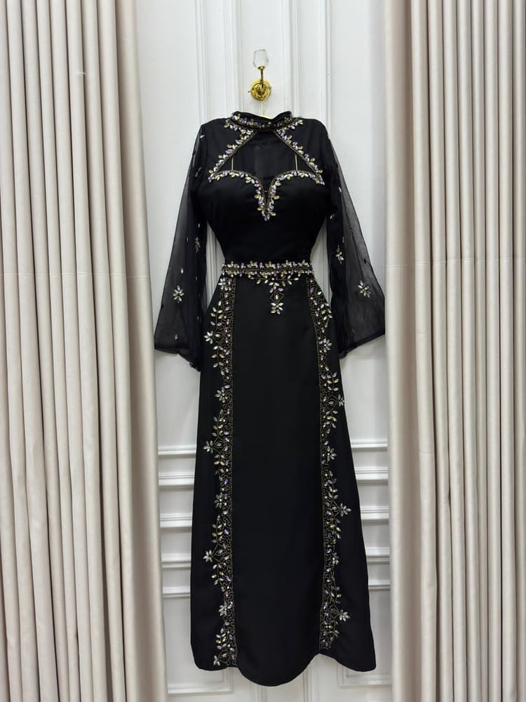 فستان سهرة أسود أنيق وطويل