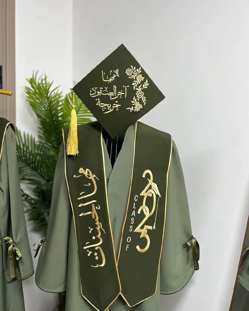 عبايات تخرج 2025 بالاسم والعبارة وسنة التخرج وشعار الدفعة