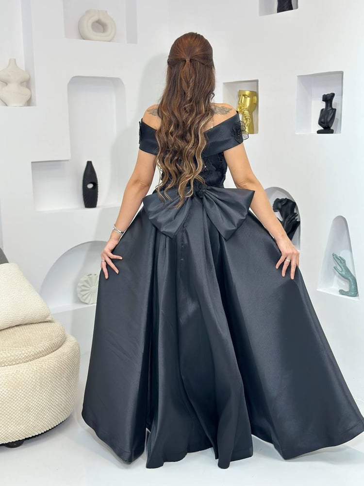 فستان سهرة طويل باللون الأسود، يتميز بتصميم أنيق وعصري