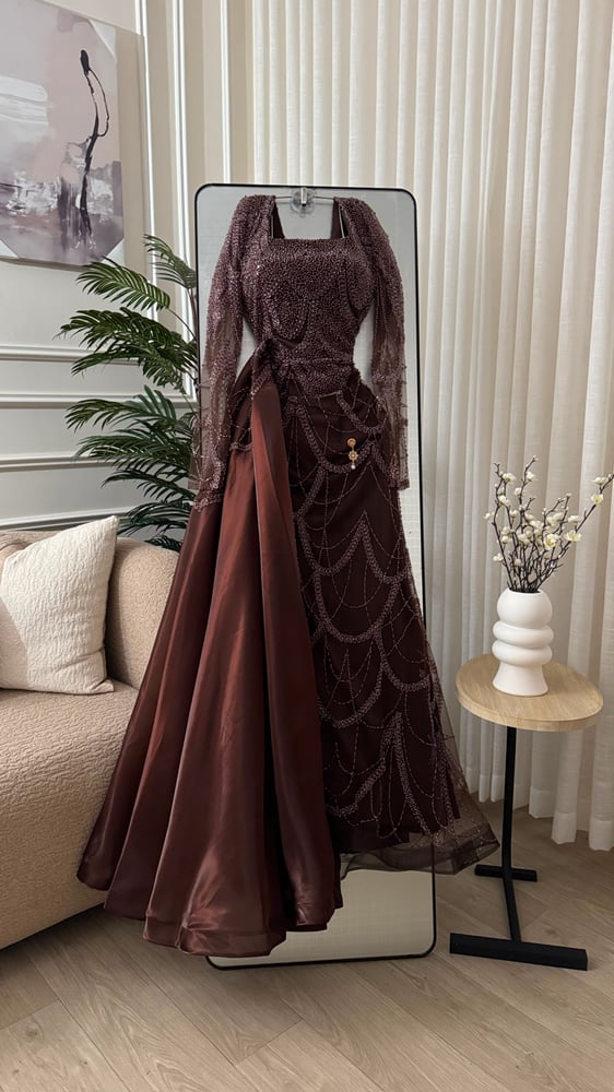 فستان سهرة باللون البني الشوكولاتي