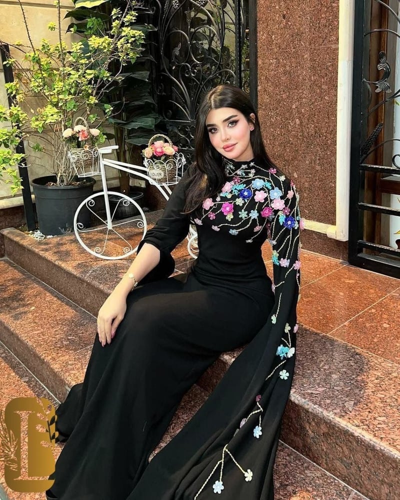 فستان سهرة طويل أسود من قماش الكريب أو الباربي