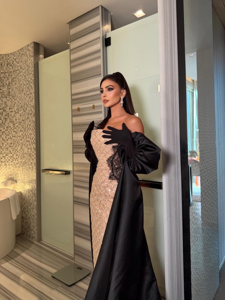 فستان سهرة توب يدمج بين اللونين البيج والأسود