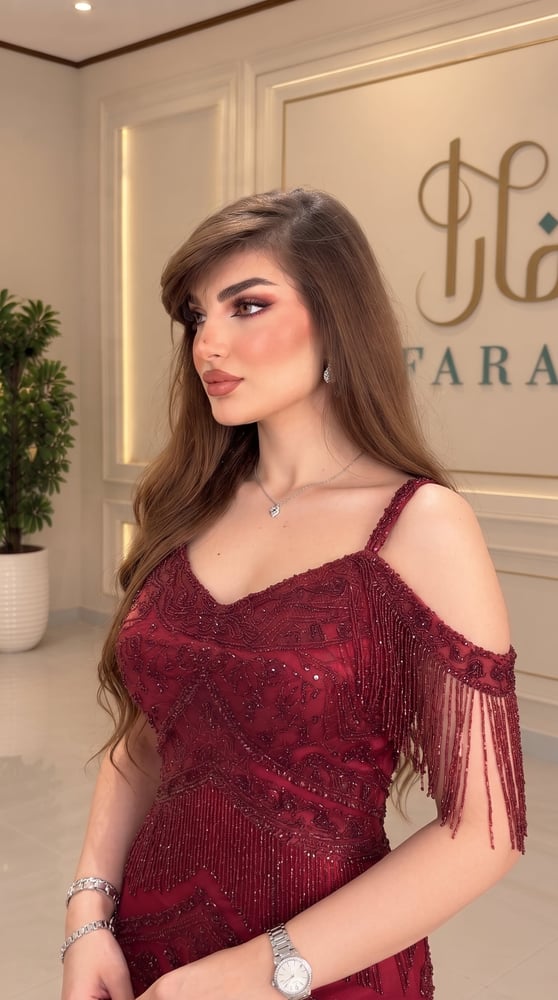 فستان سهرة عنابي فاخر مطرز بالكامل بالخرز والشك اللامع