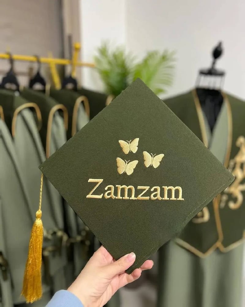 عبايات تخرج 2025 بالاسم والعبارة وسنة التخرج وشعار الدفعة