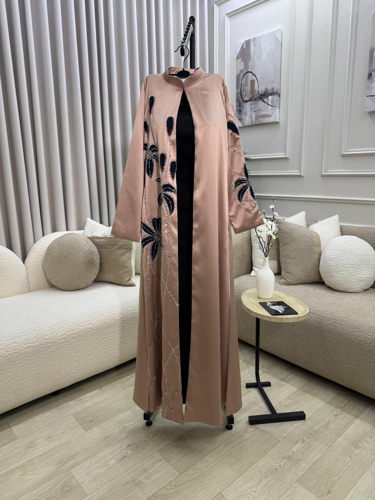 جلابية وردي ترابي طويلة بتطريز أزرق فاخر