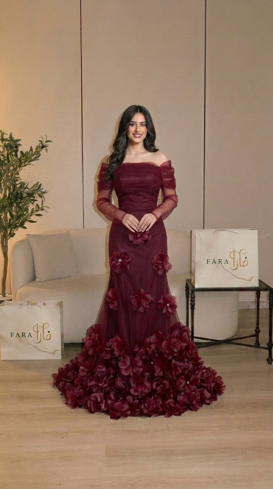 فستان سهرة طويل باللون العودي