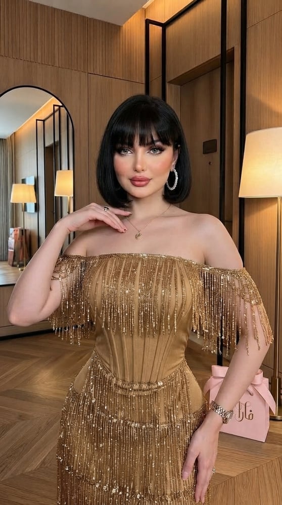 فستان سهرة فاخر باللون الذهبي
