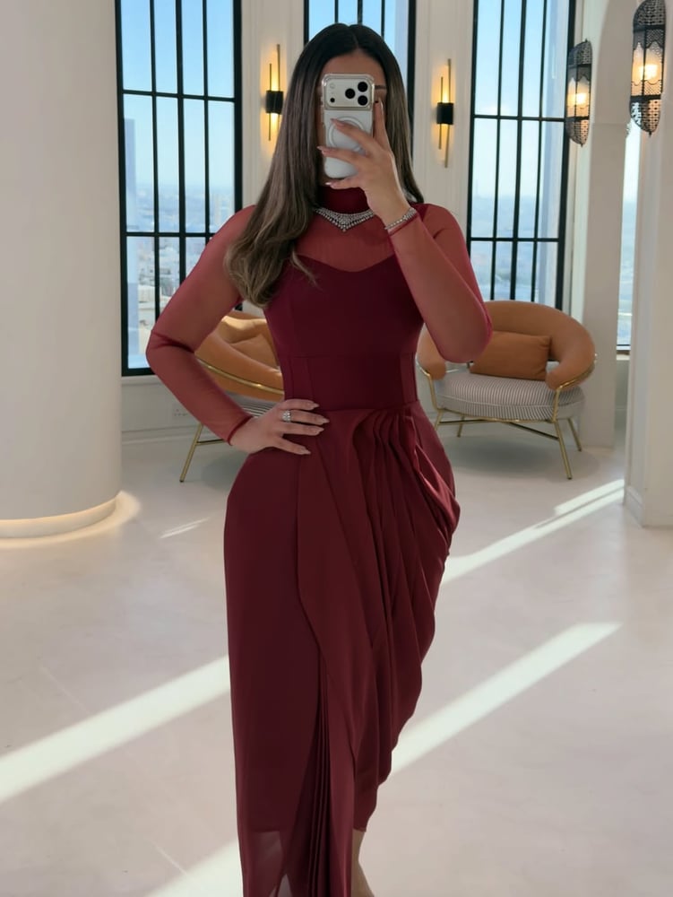 فستان سهرة طويل أنيق باللون العنابي