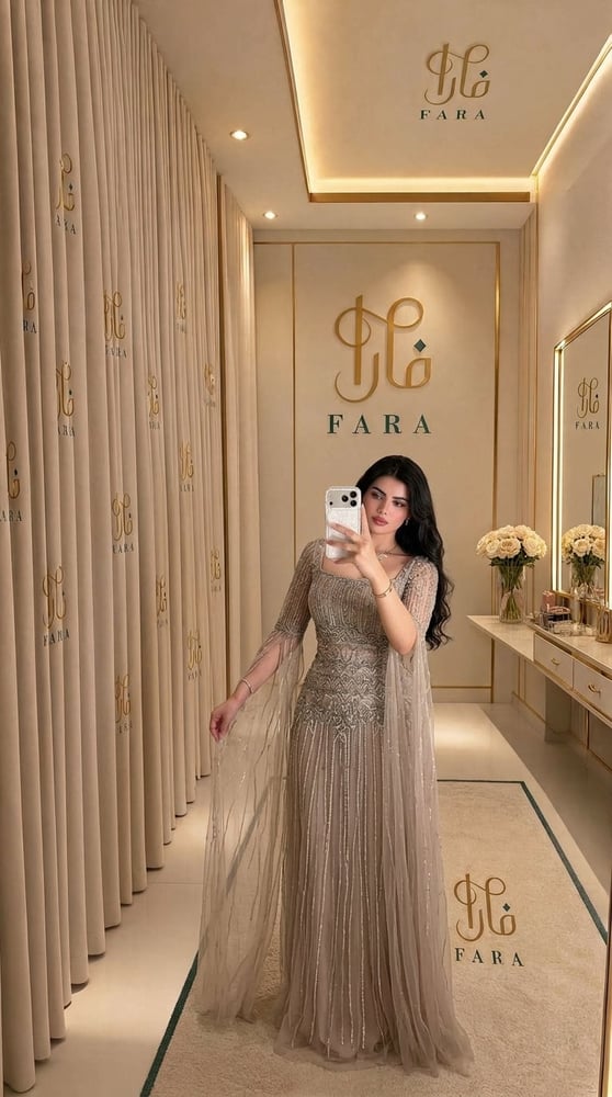 فستان سهرة ملكي فاخر باللون البيج (أوف وايت/شامبانيا
