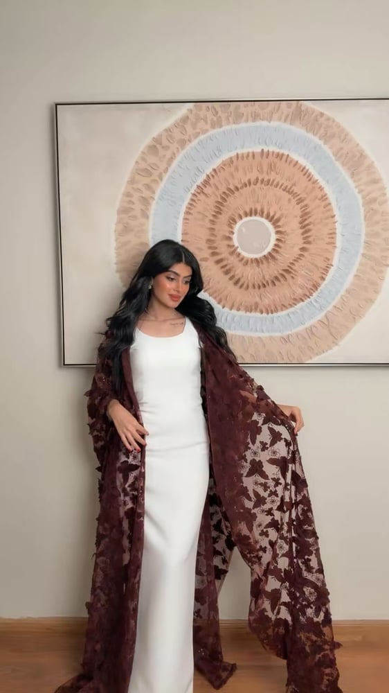 جلابية من قطعتين تتميز بدمج اللونين الأبيض والبرغندي