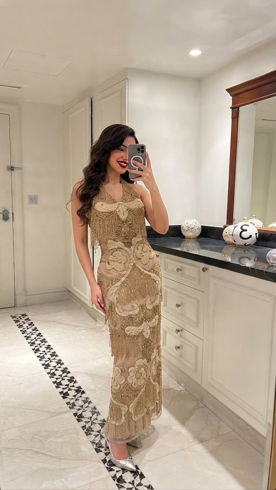 فستان سهرة فاخر باللون الذهبي