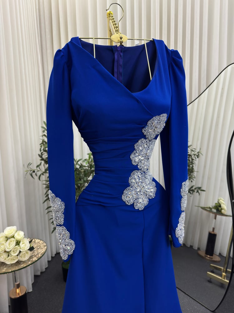 فستان سهرة طويل بلون أسود