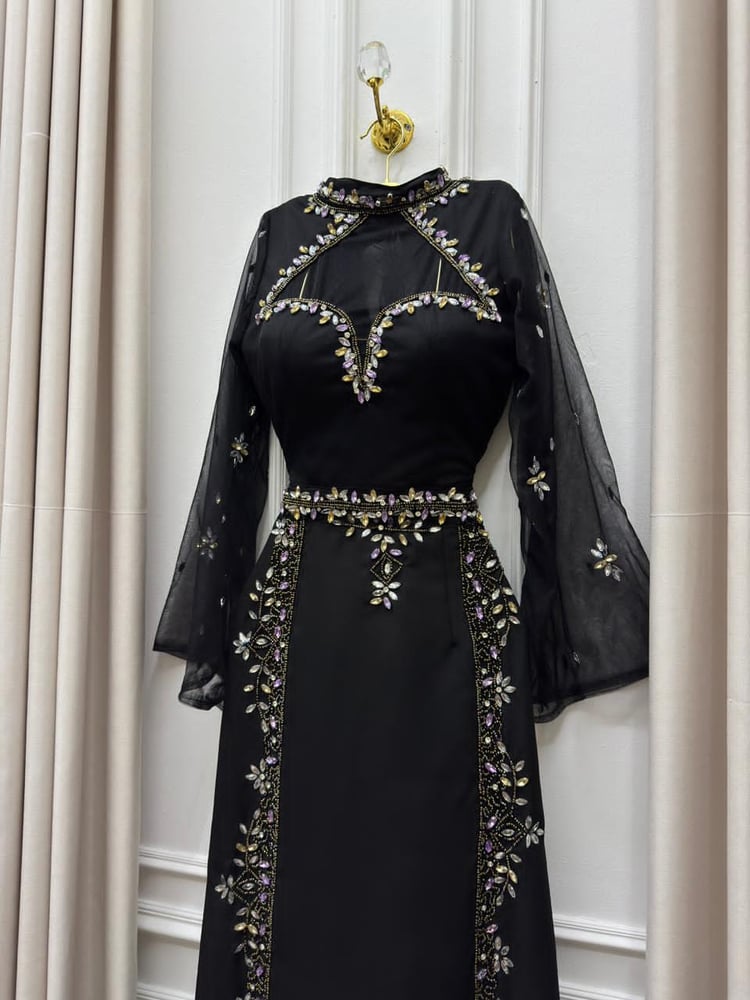 فستان سهرة أسود أنيق وطويل