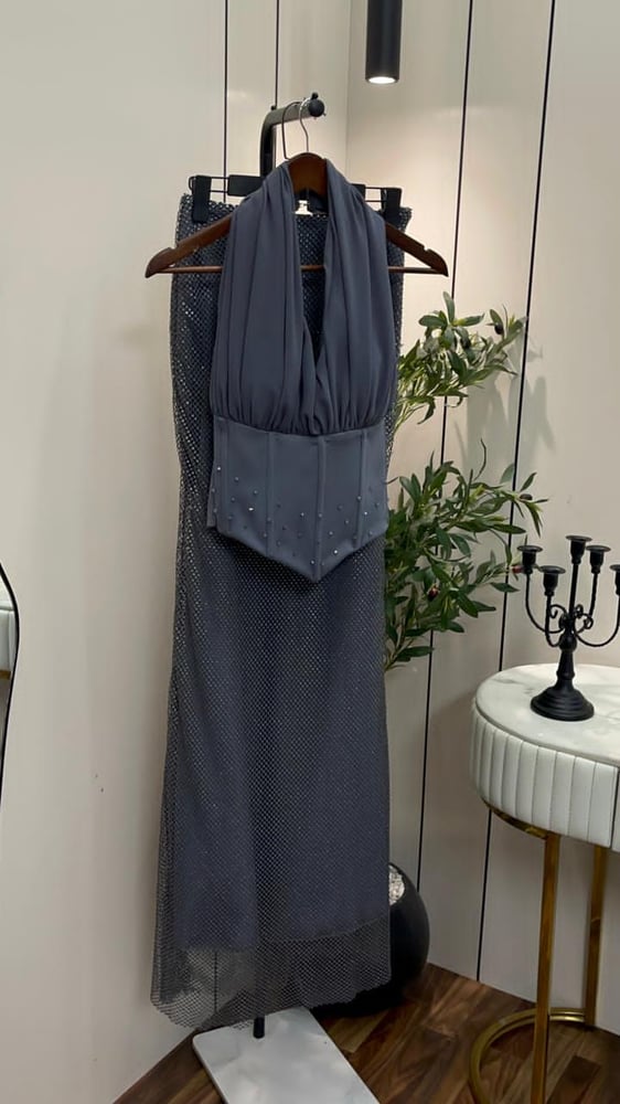 فستان سهرة بتصميم بلاك روز ومصنوع من قماش شيفون جورجيت مع كورسيه بتطريز خرز