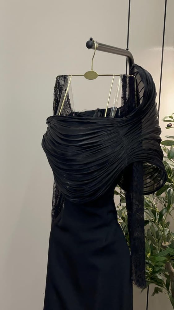 فستان سهرة طويل باللون الأسود