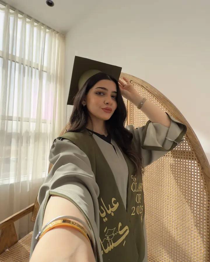 عبايات تخرج 2025 بالاسم والعبارة وسنة التخرج وشعار الدفعة