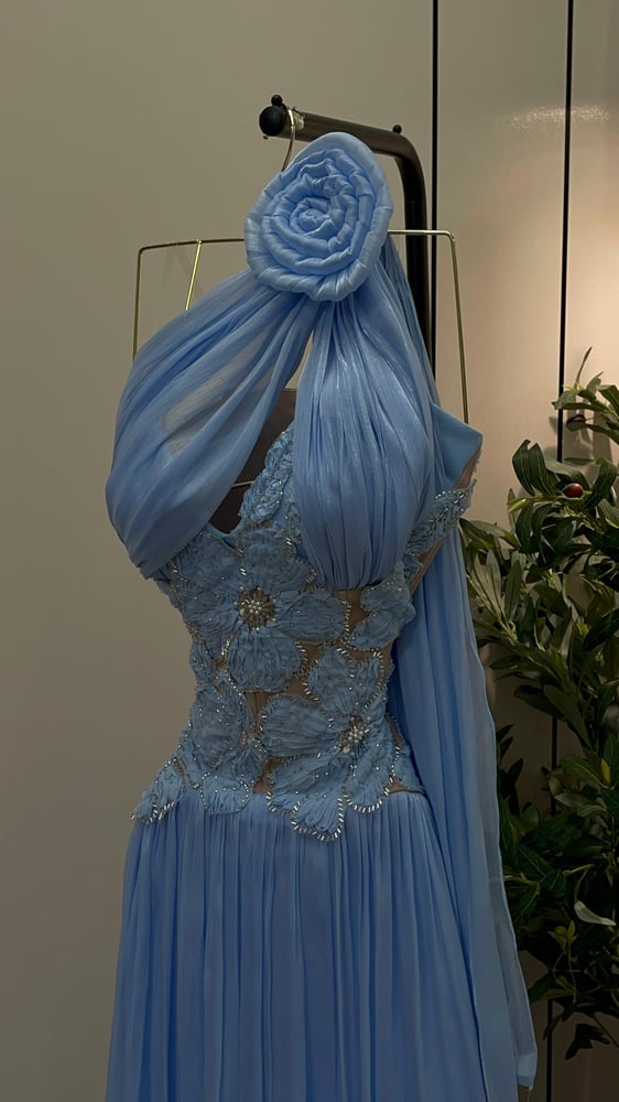 فستان سهرة طويل باللون السماوي