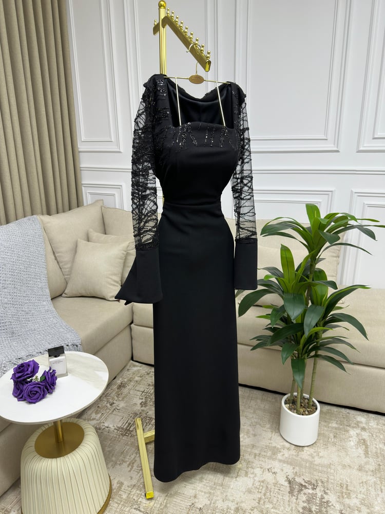 فستان سهرة أسود طويل بتصميم أنثوي أنيق