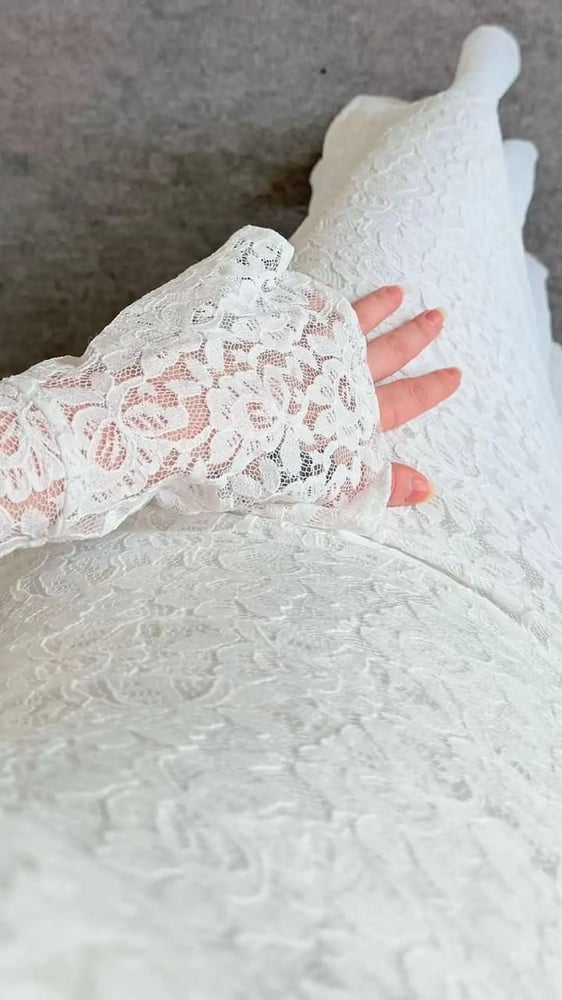 فستان سهرة طويل من الدانتيل الأبيض