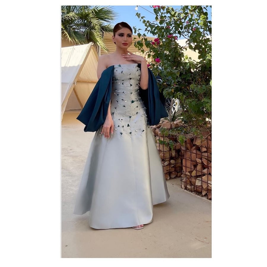 فستان سهرة طويل بتصميم أنيق ومميز