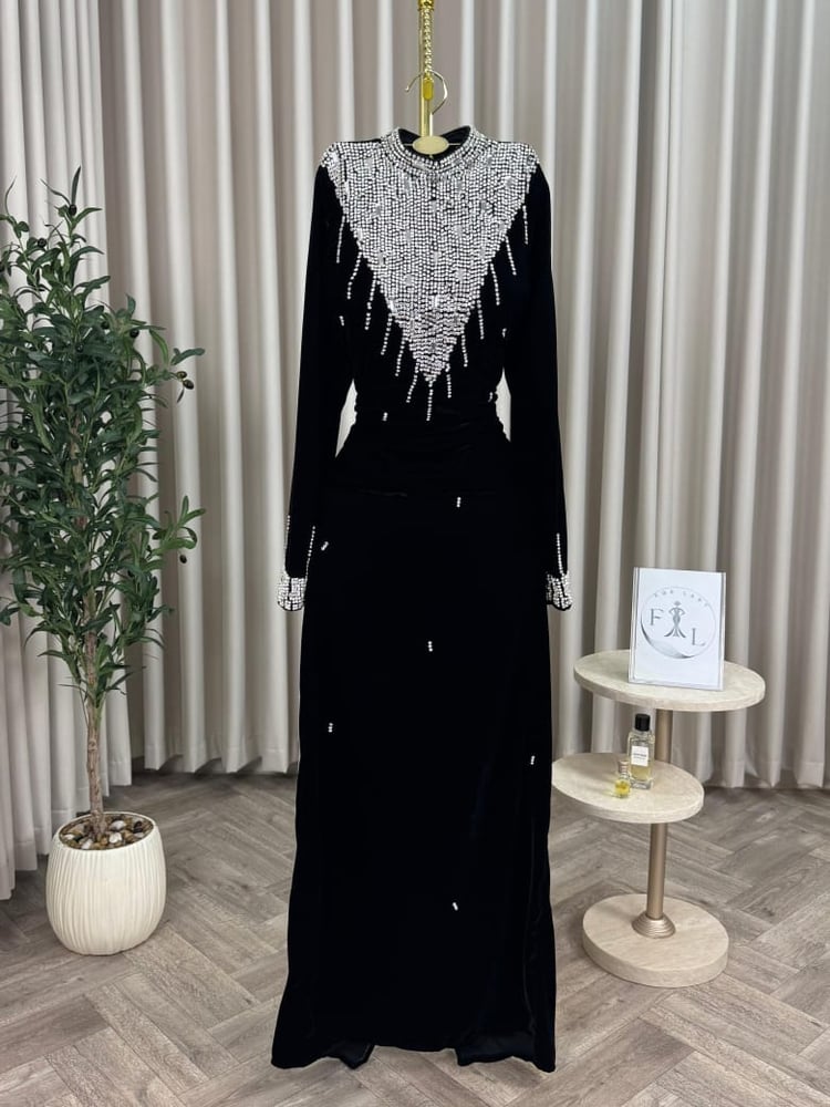 فستان سهرة طويل باللون الأسود مخمل