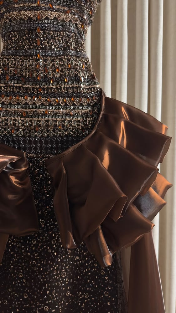 فستان سهرة طويل بلون بني غني
