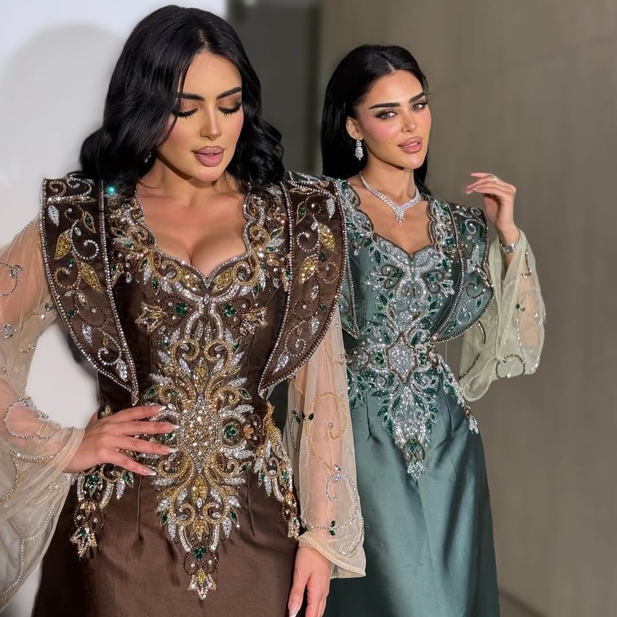 فستانان بتصميم تقليدي أنيق، يتميزان بالتطريزات الغنية واللمعان