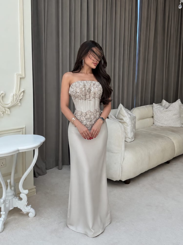 فستان سهرة الأنيق ذو اللون الأبيض العاجي
