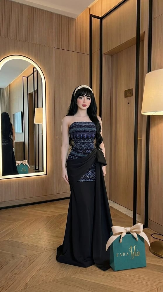 فستان سهرة أسود طويل بتطريز خرز أزرق مكثف