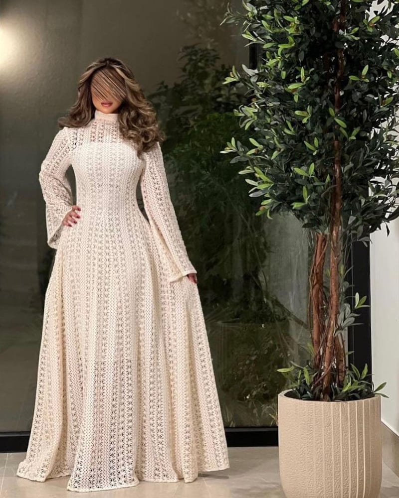 فستان أبيض طويل وأنيق بأكمام طويلة