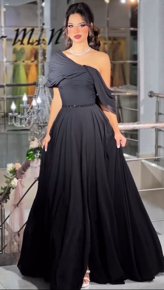 فستان سهرة أسود أنيق وطويل يتميز بتصميم راقٍ