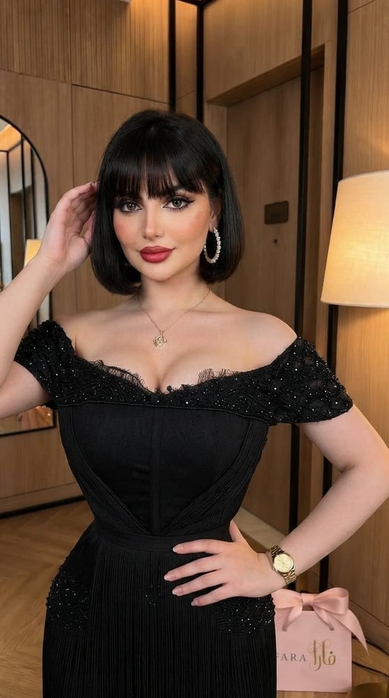 فستان سهرة أسود فاخر بتصميم كورسيه وهدب (شراشيب