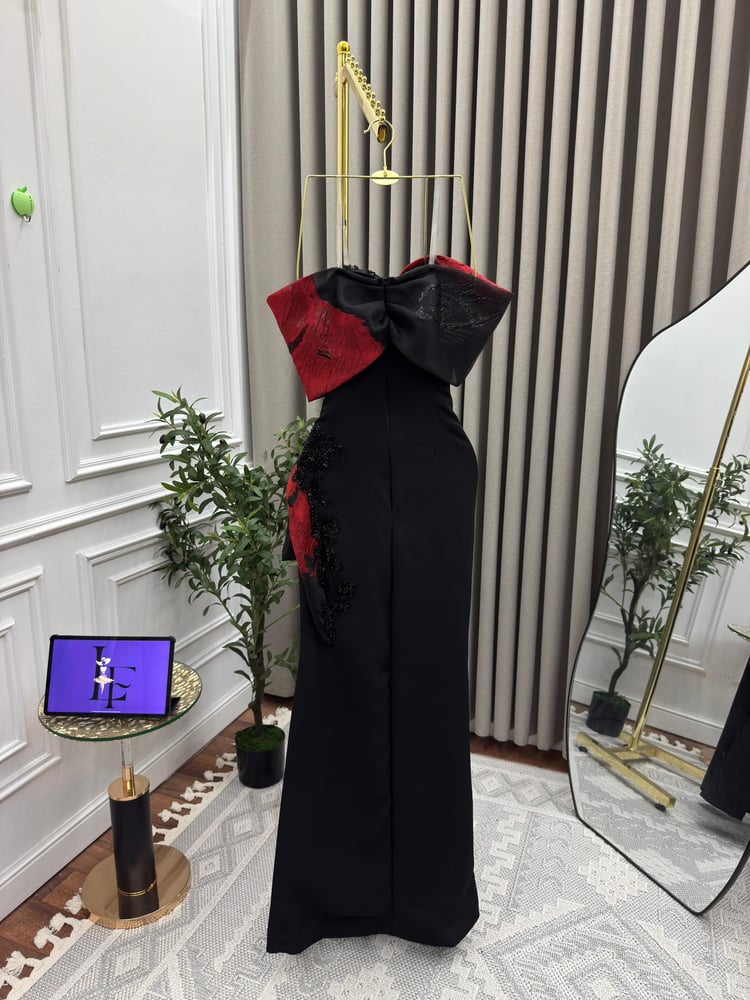 فستان سهرة طويل باللون الأسود