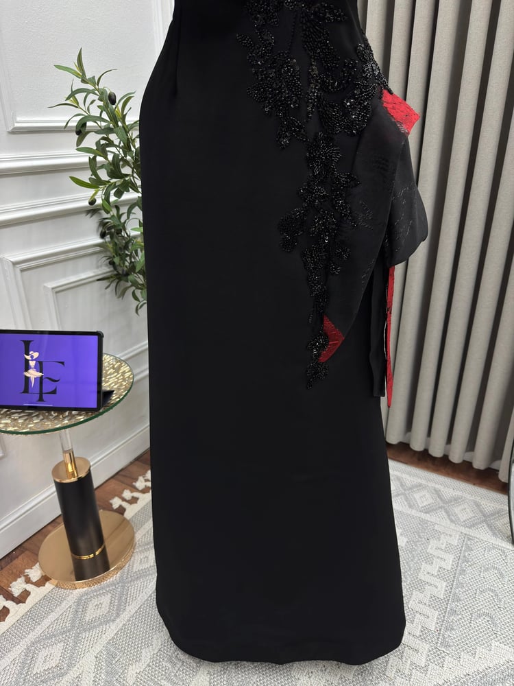 فستان سهرة طويل باللون الأسود