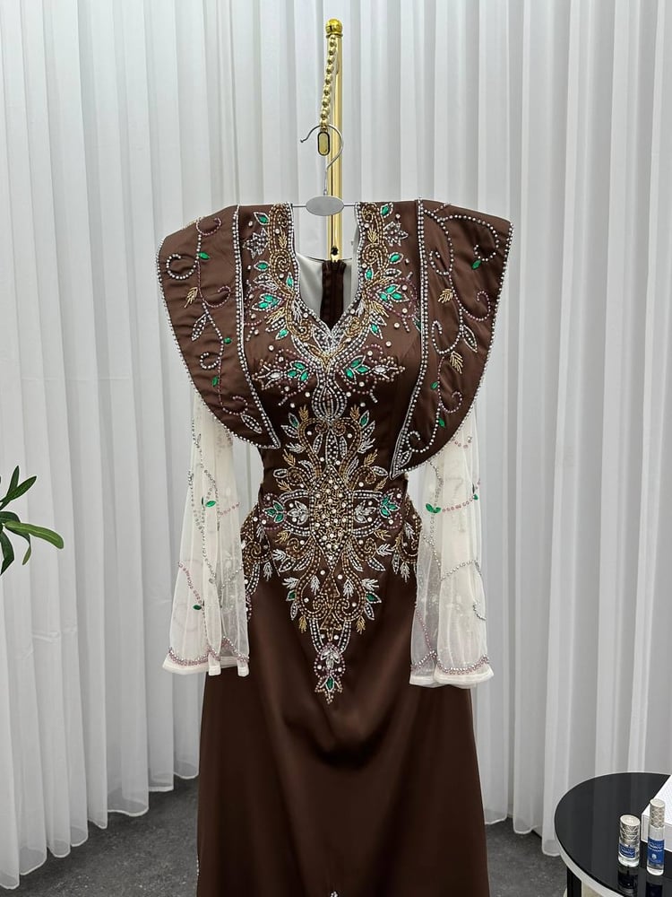 فستانان بتصميم تقليدي أنيق، يتميزان بالتطريزات الغنية واللمعان
