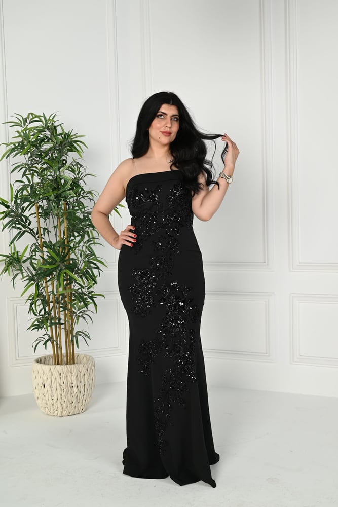 فستان سهرة أسود طويل بتصميم أنيق ومطرز.