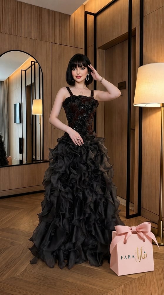 فستان سهرة أسود فاخر بتصميم ملكي