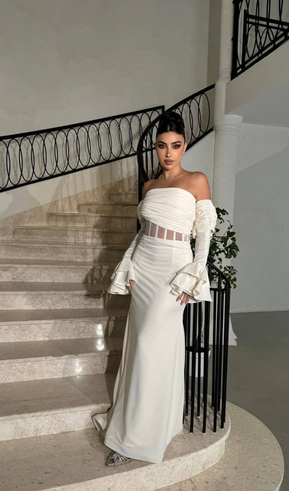 فستان سهرة أبيض طويل وناعم