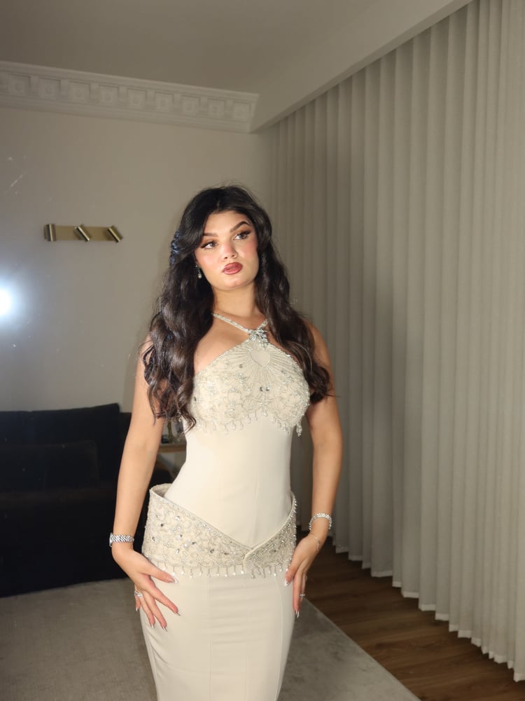 فستان سهرة آيقوني بلون بيج (سكري