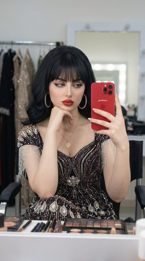 فستان سهرة فاخر باللون الأسود
