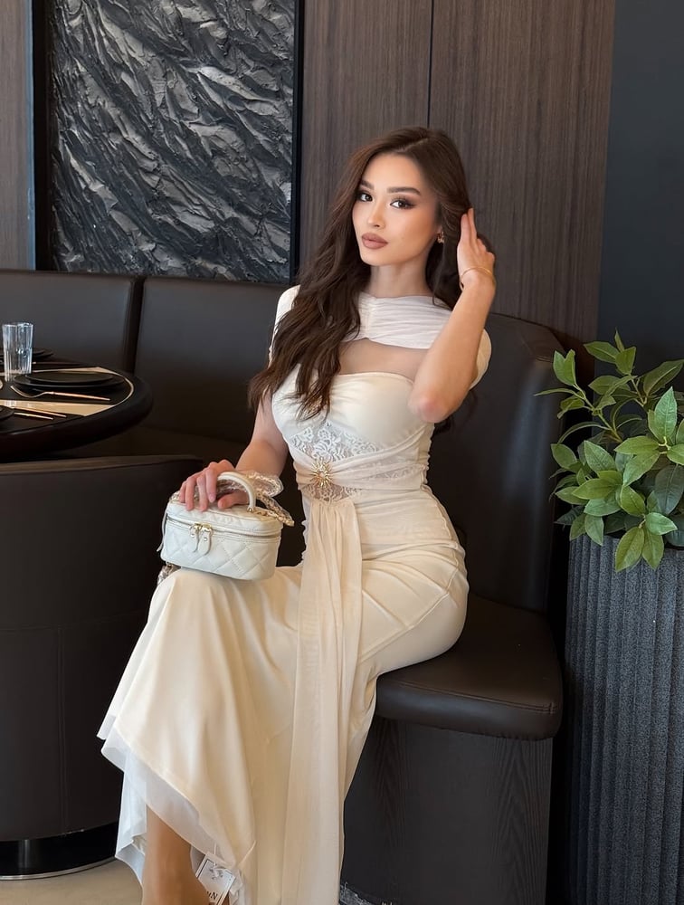 فستان سهرة طويل باللون الأبيض