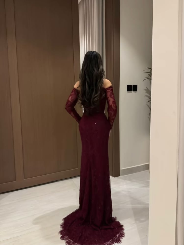فستان سهرة طويلاً بلون عنابي داكن