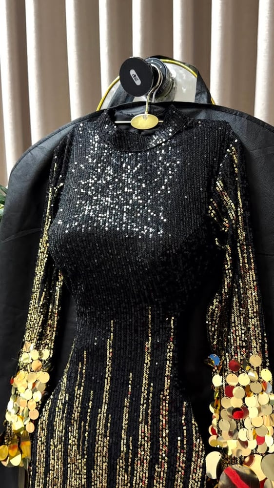 فستان سهرة فاخر باللونين الأسود والذهبي